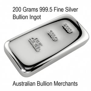 Puede incluir: Un lingote de plata brillante, estampado con "FINE SILVER", "999.5" y el año "2009". El lingote pesa 200 gramos. También se ve el texto "200 Grams 999.5 Fine Silver Bullion Ingot" y "Australian Bullion Merchants".