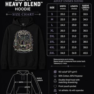 Op de afbeelding: Een zwarte Gildan Heavy Blend hoodie met een afbeelding en de tekst Practical Magic en Midnight Margaritas. De afbeelding bevat een maattabel met afmetingen in inches voor de maten S tot 5XL, inclusief breedte en lengte.