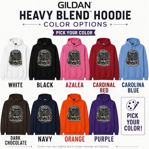 Op de afbeelding: Gildan Heavy Blend hoodies in negen kleuren: wit, zwart, azalea, kardinaalrood, carolina blauw, donkerchocolade, marineblauw, oranje en paars. Elke hoodie heeft een centrale afbeelding met de tekst Practical Magic.