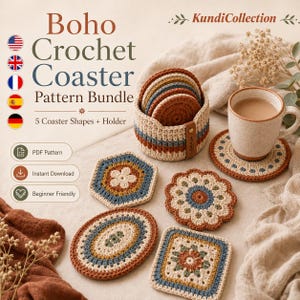 Può includere: Un set di schemi per sottobicchieri all'uncinetto con cinque forme diverse e un supporto coordinato. Il set include sottobicchieri esagonali, circolari, ovali e quadrati, realizzati in una palette di colori crema, blu e terracotta.