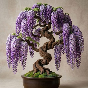 Pode incluir: Um bonsai de glicínia em crochê com um tronco castanho retorcido e musgo verde texturizado na base. A árvore apresenta numerosos cachos pendentes de flores roxas e pequenas folhas verdes, tudo contido num vaso de cerâmica castanho escuro.