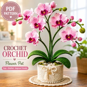 Könnte beinhalten: Ein gehäkelter Orchideen-Blumentopf mit rosa und lila Blüten, grünen Blättern und einem cremefarbenen Topf. Der Topf ist mit einer Quaste verziert und steht auf einer runden, gewebten Matte. Der Text auf dem Bild lautet "PDF PATTERN" und "CROCHET ORCHID Flower Pot".