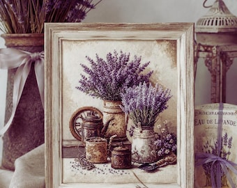 Puede incluir: Un bordado en punto de cruz enmarcado que representa un bodegón con ramas de lavanda morada en recipientes rústicos, un pequeño reloj y vasijas de metal. La obra está en un marco de madera clara y muestra un detallado trabajo de costura.