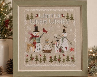 Puede incluir: Un bordado en punto de cruz enmarcado sobre tela beige con el texto "WINTER WARM WISHES" sobre dos muñecos de nieve, un ciervo, un conejo y pájaros pequeños. El diseño incluye pinos verdes, estrellas rojas y copos de nieve blancos.