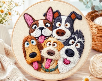 Puede incluir: Un bastidor de bordado circular de madera que contiene un panel de tela con un diseño detallado cosido con hilo de cinco caras de perro. Los perros presentan colores de pelaje variados que incluyen marrón, blanco, negro y beige, con ojos expresivos.