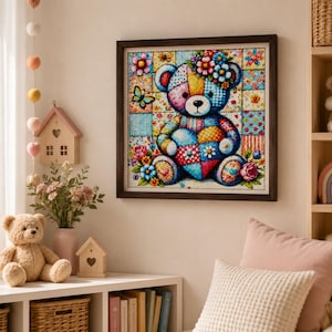 Pode incluir: Uma pintura de diamante quadrada numa moldura castanha escura com um urso de peluche patchwork colorido a segurar um coração. O urso está decorado com padrões florais, bolinhas e uma borboleta, sobre um fundo de grelha de quadrados coloridos.