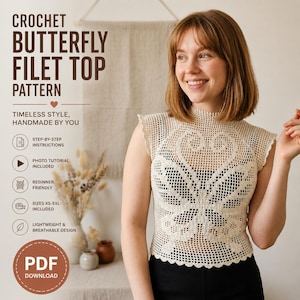 Può includere: Un top all'uncinetto color crema con motivo a farfalla filet, maniche corte e scollo alto. L'immagine include il testo: CROCHET BUTTERFLY FILET TOP PATTERN, TIMELESS STYLE, HANDMADE BY YOU, STEP-BY-STEP INSTRUCTIONS, PHOTO TUTORIAL INCLUDED, BEGINNER FRIENDLY, SIZES XS-5XL INCLUDED, PDF DOWNLOAD.