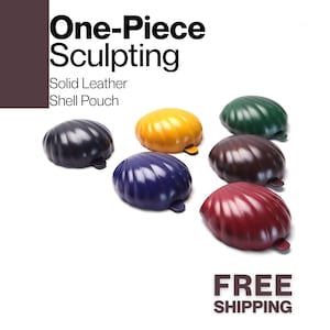 Pode incluir: Seis bolsas de couro maciço em forma de concha em várias cores: preto, amarelo, azul, castanho, verde e vermelho. As bolsas têm uma pequena aba. Texto: "One-Piece Sculpting, Solid Leather Shell Pouch."