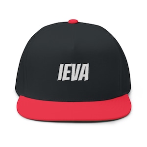 Op de afbeelding: Een zwarte pet met platte klep, rode klep en rode knop bovenop. Het woord "IEVA" is wit op de voorkant geborduurd. Dit accessoire is stijlvol.
