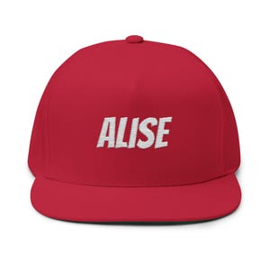 Op de afbeelding: Rode pet met platte klep en de naam "ALISE" in witte letters geborduurd. De pet heeft een gestructureerd ontwerp met een platte klep en een ronde kroon, ideaal voor casual wear.