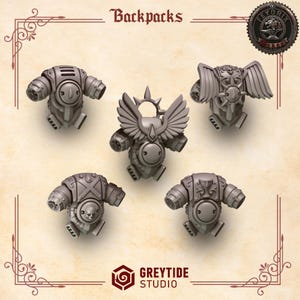 Può includere: Cinque mini zaini grigi con vari design, tra cui ali e dettagli meccanici. La parola "Backpacks" è in alto, e il logo "GREYTIDE STUDIO" in basso. Gli zaini sono probabilmente per miniature o modelli.