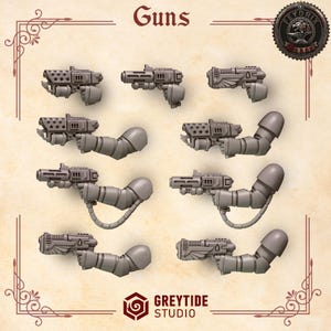 Peut inclure: Plusieurs miniatures de pistolets gris, certains attachés à des bras, sont présentées sur un fond beige. Le mot "Guns" est en haut. Le logo "GREYTIDE STUDIO" est en bas. Un emblème circulaire est dans le coin supérieur droit.