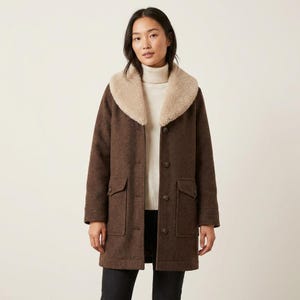 Brauner Damen-Wollmantel mit Lammfellkragen, warme Vintage-Winterjacke, kuschelige Herbstjacke, eleganter Plüschmantel mit Pelzrevers für Damen