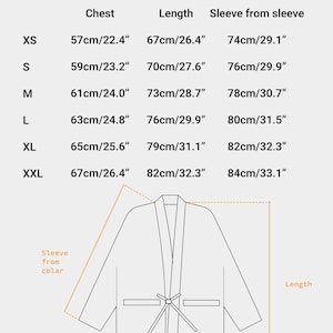 Puede incluir: Una tabla de tallas para una sudadera con capucha de corte cuadrado, con medidas de pecho, largo y manga en cent&iacute;metros y pulgadas para tallas de la XS a la XXL. Un dibujo lineal del dise&ntilde;o muestra los puntos de medici&oacute;n del producto.