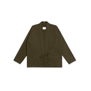 Puede incluir: Una chaqueta de color verde oliva abierta por delante con mangas largas, escote en V y cierre de lazo en la cintura. La prenda cuenta con dos grandes bolsillos de parche en la parte delantera y una etiqueta blanca con texto negro en el cuello.