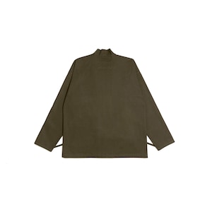 Puede incluir: Una camisa de manga larga en color verde oliva con cuello alto y dobladillo recto. La prenda presenta un dise&ntilde;o de color s&oacute;lido con mangas largas y un corte estructurado, mostrando una est&eacute;tica limpia y sencilla sin patrones ni estampados visibles.