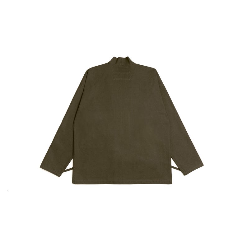 Puede incluir: Una camisa de manga larga en color verde oliva con cuello alto y dobladillo recto. La prenda presenta un dise&ntilde;o de color s&oacute;lido con mangas largas y un corte estructurado, mostrando una est&eacute;tica limpia y sencilla sin patrones ni estampados visibles.