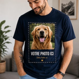 Może przedstawiać: Granatowa koszulka z kr&oacute;tkim rękawem z prostokątnym nadrukiem graficznym przedstawiającym psa rasy golden retriever. Pod zdjęciem psa znajduje się napis "VOTRE PHOTO ICI", a poniżej "Votre texte ici" oraz mała ż&oacute;łta ikona serca.