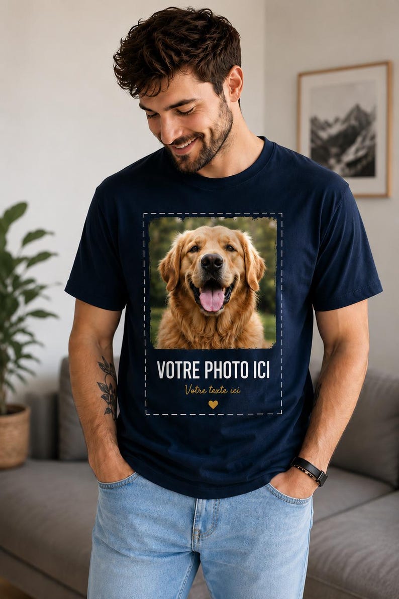 Może przedstawiać: Granatowa koszulka z kr&oacute;tkim rękawem z prostokątnym nadrukiem graficznym przedstawiającym psa rasy golden retriever. Pod zdjęciem psa znajduje się napis "VOTRE PHOTO ICI", a poniżej "Votre texte ici" oraz mała ż&oacute;łta ikona serca.