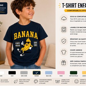 K&ouml;nnte beinhalten: Ein dunkelblaues Kurzarm-T-Shirt mit einer gelben Grafik einer Banane, die eine Sonnenbrille und Turnschuhe tr&auml;gt, sowie dem Text BANANA, ALWAYS POSITIVE und GOOD VIBES. Das T-Shirt besteht aus 100% Baumwolle und ist maschinenwaschbar.