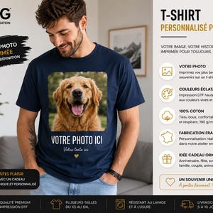 Może przedstawiać: Granatowa koszulka z kr&oacute;tkim rękawem z kwadratowym, wysokiej rozdzielczości nadrukiem fotograficznym psa rasy golden retriever na klatce piersiowej. Pod zdjęciem psa znajduje się napis VOTRE PHOTO ICI oraz Votre texte ici z małym sercem.