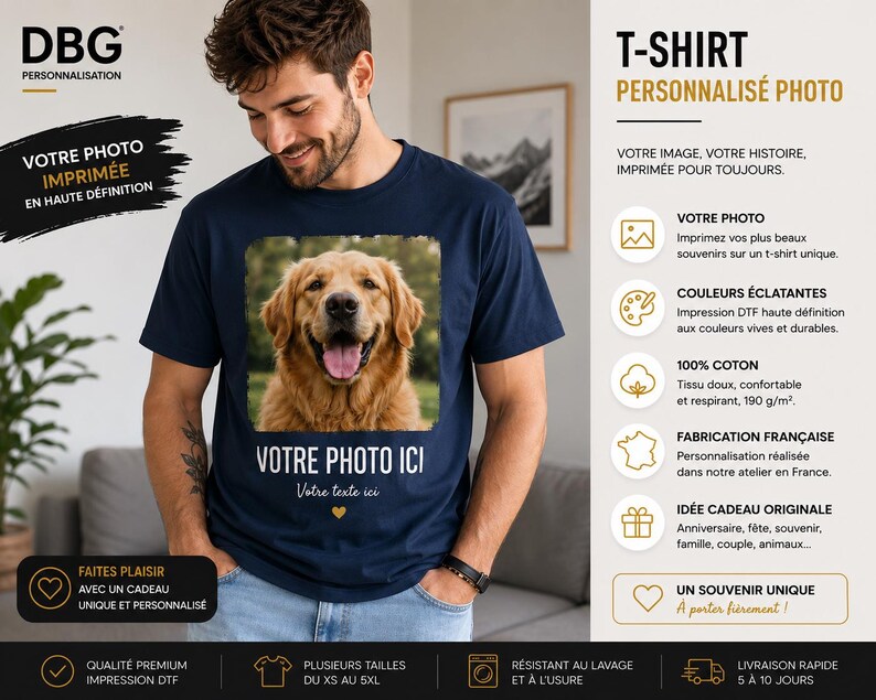 Może przedstawiać: Granatowa koszulka z kr&oacute;tkim rękawem z kwadratowym, wysokiej rozdzielczości nadrukiem fotograficznym psa rasy golden retriever na klatce piersiowej. Pod zdjęciem psa znajduje się napis VOTRE PHOTO ICI oraz Votre texte ici z małym sercem.