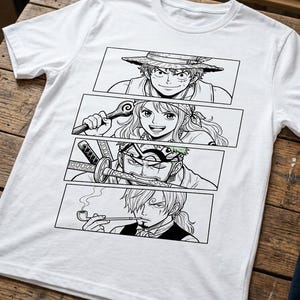 Puede incluir: Camiseta blanca con una ilustración en blanco y negro de estilo manga que representa a cuatro personajes. Los personajes están en paneles rectangulares, cada uno representando a una persona diferente con expresiones y accesorios distintivos.