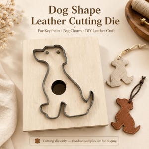 Puede incluir: Un troquel de corte de metal con forma de perro montado en un bloque de madera cuadrado. El texto dice Dog Shape Leather Cutting Die. Dos dijes de cuero con forma de perro y cordones se muestran al lado, uno beige y otro marrón.