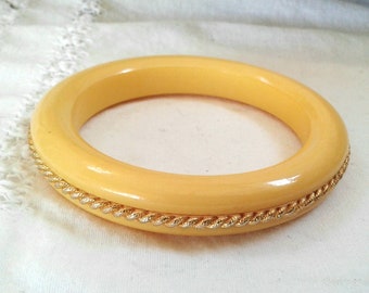 Vintage Yellow Bakelite Bangle with Gold tone metal Twist * Costume Jewelry  * Bracelet