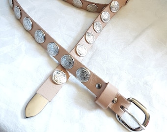 Skinny Western Vintage Belt * Leather * Silver tone Metal Conch Accents * Cowgirl Style * Light Bisque/Brown Leather Belt * Marked Size M