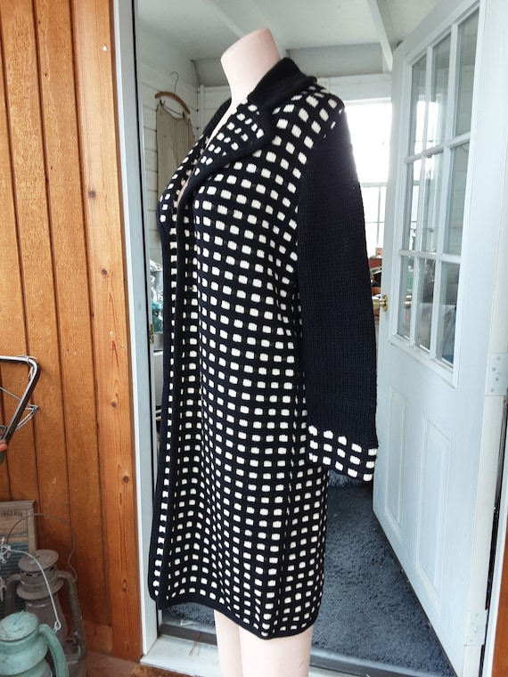 Sweater * 60s Mod Black and White * Tunic Length *