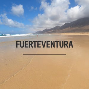 Può includere: Paesaggio di spiaggia con cielo blu e nuvole bianche. La scritta "FUERTEVENTURA" è centrata, con una linea nera sotto. Il nome "Sara Martelli" è in basso.