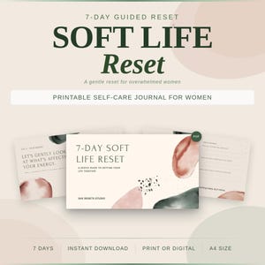 Op de afbeelding: Een digitaal zelfzorgjournaal getiteld "7-Day Soft Life Reset" met de tekst "Printable Self-Care Journal for Women". Het journaal bevat prompts en is direct te downloaden. Het ontwerp heeft zachte kleuren en abstracte vormen.