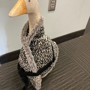 Abrigo de invierno con ribete de piel de ganso tejido a crochet hecho a mano