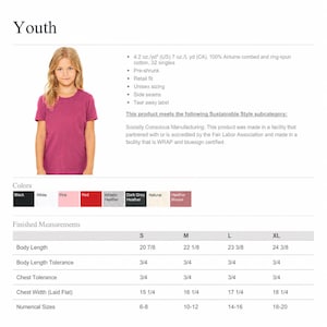 K&ouml;nnte beinhalten: Eine Gr&ouml;&szlig;entabelle f&uuml;r Jugend-T-Shirts mit einem magentafarbenen Kurzarmshirt, Stoffspezifikationen von 4,2 oz/yd2 und einer Tabelle mit Fertigma&szlig;en in Zoll f&uuml;r die Gr&ouml;&szlig;en S, M, L und XL, einschlie&szlig;lich K&ouml;rperl&auml;nge und Brustbreite.