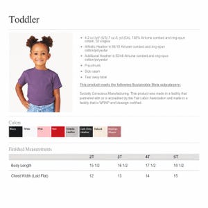 K&ouml;nnte beinhalten: Ein einfarbiges, violettes Kurzarm-T-Shirt f&uuml;r Kleinkinder. Die Produktinformationen umfassen eine Materialzusammensetzung aus 100 % gek&auml;mmter und ringgesponnener Airlume-Baumwolle, einlaufvorbehandeltem Stoff, Seitenn&auml;hten und einem abrei&szlig;baren Etikett.