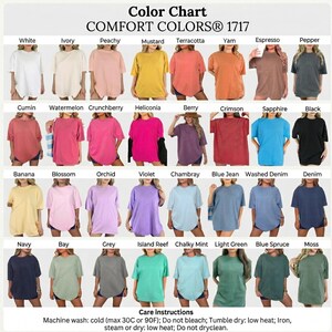 K&ouml;nnte beinhalten: Eine Farbkarte f&uuml;r Comfort Colors 1717 T-Shirts mit 32 verschiedenen Farboptionen. Jedes T-Shirt wird in einem Rasterformat mit dem entsprechenden Farbnamen dar&uuml;ber angezeigt. Pflegehinweise sind am unteren Rand des Bildes aufgef&uuml;hrt.