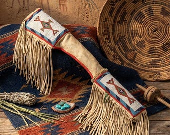 Fourreau de fusil perlé de style amérindien avec longues franges en daim, étui à fusil en cuir de style indien des plaines traditionnel, décor occidental