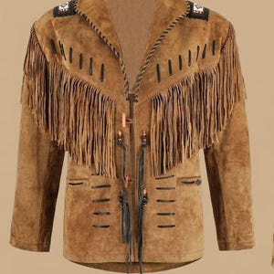 Könnte beinhalten: Braune Wildlederjacke mit Fransen an Schultern und Brust. Die Jacke hat dekorative Nähte, Perlenarbeiten an den Schultern und einen Reverskragen. Sie hat einen Knopfverschluss und Taschen.
