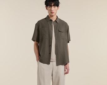 Camisa de manga corta para hombre, color gris estaño y verde, de lino lyocell con botones, estilo relajado de verano.