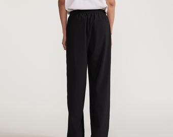 Pantalones de pierna ancha para hombre, con cordón ajustable, corte holgado, poliéster y viscosa, color negro, estilo urbano casual minimalista.