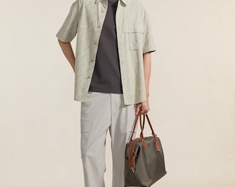 Camisa holgada de algodón, viscosa y seda para hombre, color verde salvia.