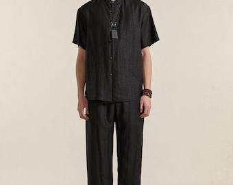 Camisa de manga corta para hombre, cuello mandarín, botones de rana, corte oversize, color negro, estilo minimalista veraniego urbano.