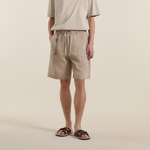 Pantalones cortos plisados con cordón ajustable para hombre, color gris caqui, 100 % lino puro.