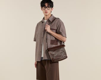 Camisa de manga corta holgada para hombre, de mezcla de algodón con rayas marrones y bloques de color.