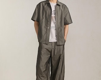 Camisa de manga corta holgada con costuras curvas y lino Lyocell color marrón café para hombre
