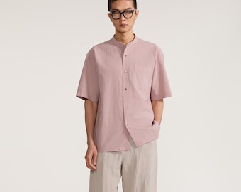 Camisa rosa de algodón y lino para hombre con cuello mao y corte cómodo.