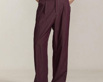 Pantalones de pierna ancha para hombre, corte holgado, viscosa, color burdeos, estilo urbano casual minimalista.