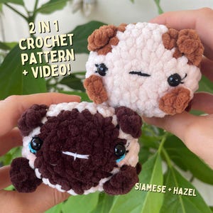 Puede incluir: Dos peluches de animales hechos a mano con ganchillo, uno marrón y blanco, el otro blanco y marrón. Los peluches tienen ojos negros y detalles marrones. El texto de la imagen dice "2 EN 1 CROCHET PATTERN + VIDEO!" y "SIAMESE + HAZEL".
