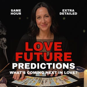 Könnte beinhalten: Eine Person mit dunklem Haar in einem schwarzen Oberteil, platziert hinter einer Auslage von Tarotkarten. Das Bild enthält den Text SAME HOUR, EXTRA DETAILED, LOVE FUTURE PREDICTIONS und WHAT'S COMING NEXT IN LOVE? mit Räucherwerk und Kerze.